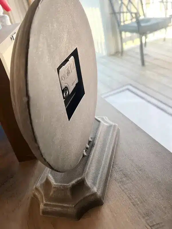 The same mirror base free of dust after deep cleaning